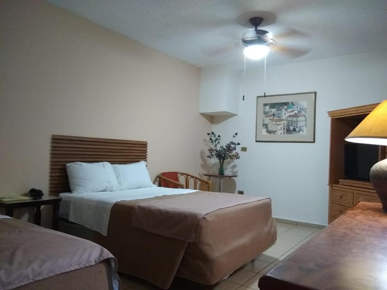 Hotel El Dorado Sabinas Екстериор снимка